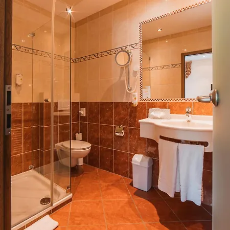 Akzent Berg's Alte Bauernschänke- Wellness Und Wein Hotel
