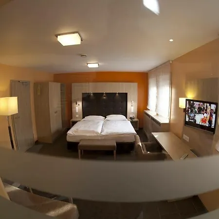 Akzent Berg's Alte Bauernschänke- Wellness Und Wein Hotel 4*